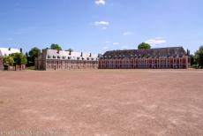 Vestingwerken van Vauban, Citadel van Arras - Vestingwerken van Vauban: De Citadel van Arras; de rechthoekige Paradeplaats wordt omgeven door rode bakstenen gebouwen. Arras lag... Vestingwerken van Vauban, Citadel van Arras - Vestingwerken van Vauban: De Citadel van Arras; de rechthoekige Paradeplaats wordt omgeven door rode bakstenen gebouwen. Arras lag...