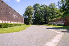 Vestingwerken van Vauban, Citadel van Arras - Vestingwerken van Vauban: De Citadel van Arras; Le Mur des Fusillés is een gedenkteken voor 218 leden van de Resistance, het Franse verzet.... Vestingwerken van Vauban, Citadel van Arras - Vestingwerken van Vauban: De Citadel van Arras; Le Mur des Fusillés is een gedenkteken voor 218 leden van de Resistance, het Franse verzet....