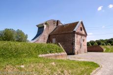 Vestingwerken van Vauban, Citadel van Arras - Vestingwerken van Vauban, de Citadel van Arras: De achterzijde van de Porte Royale (Koninlikke Poort) gezien vanaf het pad langs de bastions. In... Vestingwerken van Vauban, Citadel van Arras - Vestingwerken van Vauban, de Citadel van Arras: De achterzijde van de Porte Royale (Koninlikke Poort) gezien vanaf het pad langs de bastions. In...