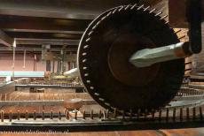 Eise Eisinga Planetarium in Franeker - Eise Eisinga Planetarium in Franeker: Op de zolder vormen de tandwielen een indrukwekkend mechanisme van zestig houten hoepels en schijven....