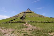 Megalieten van Carnac - Neolithisch Carnac, Morbihan regio in Bretagne: De Tumulus van Saint Michel, op de top staat de kapel van Saint Michel. De Tumulus van Saint...
