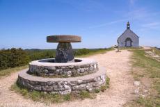 Megalieten van Carnac - Neolithisch Carnac: De kapel van Saint-Michel op de top van de Tumulus van Saint Michel. De eerste kapel werd gebouwd in 1664, en herbouwd volgens...