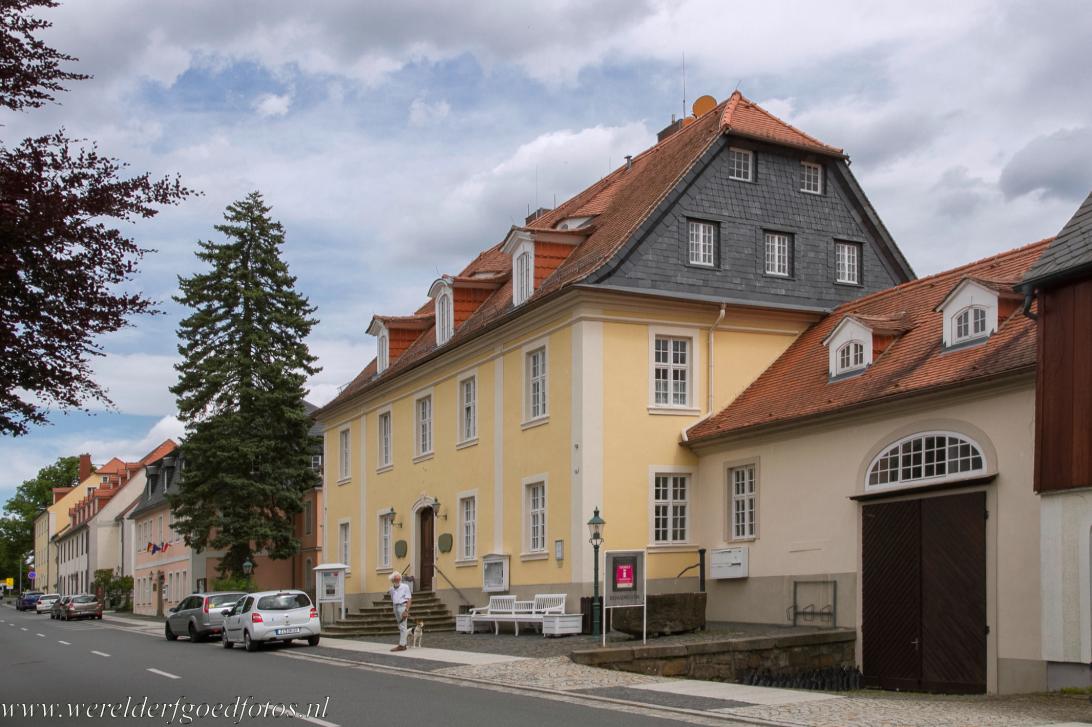 Herrnhut, een Moravische kerknederzetting - Herrnhut, een van de Moravische kerknederzettingen: Dit statige huis met mansardedak staat bekend als het Kölbingsches Haus. Het werd... Herrnhut, een Moravische kerknederzetting - Herrnhut, een van de Moravische kerknederzettingen: Dit statige huis met mansardedak staat bekend als het Kölbingsches Haus. Het werd...