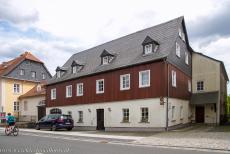 Herrnhut, een Moravische kerknederzetting - Herrnhut, een van de Moravische kerknederzettingen: Het oudste gebouw in Herrnhut staat bekend als het 'Alt Herrnhuter Haus'. Het huis... Herrnhut, een Moravische kerknederzetting - Herrnhut, een van de Moravische kerknederzettingen: Het oudste gebouw in Herrnhut staat bekend als het 'Alt Herrnhuter Haus'. Het huis...