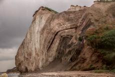 Fossielen van beenvissen, westelijke Limfjord - Knudeklint op het eiland Fur tijdens storm en zware regen. De spectaculair geplooide lagen van deze ruige klif tonen een uniek geologisch... Fossielen van beenvissen, westelijke Limfjord - Knudeklint op het eiland Fur tijdens storm en zware regen. De spectaculair geplooide lagen van deze ruige klif tonen een uniek geologisch...