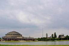 De Hala Stulecia in Wrocław - De Centennial Hall in de Poolse stad Wrocław, ook Hala Ludowa of Hala Stulecia genoemd. De 96 meter hoge stalen naald Iglica rijst hoog...