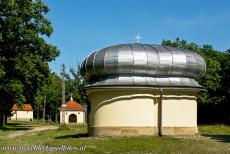 Bedevaartspark Kalwaria Zebrzydowska - Calvarieberg van Kalwaria Zebrzydowska: Het huisje van de Maagd Maria met twee kapelletjes. Het huisje van de Maagd Maria is een...