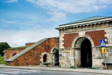 Oude stad van Zamość - Oude stad van Zamość:  De stadspoort Nowa Brama Lubelska en een deel van de stadsmuren. In Zamość liggen een arsenaal en restanten van...