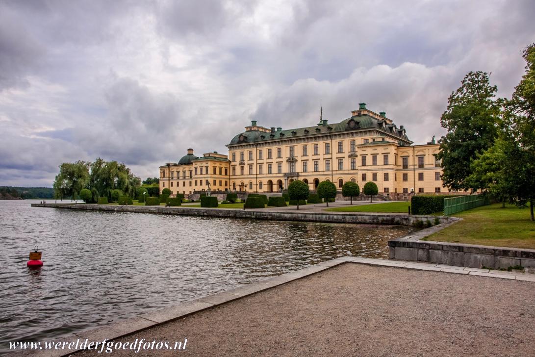 Slot Drottningholm - Koninklijk Domein Drottningholm: De voorzijde van Drottningholm gezien vanaf het Mälarmeer. Slot Drottningholm ligt op het eiland... Slot Drottningholm - Koninklijk Domein Drottningholm: De voorzijde van Drottningholm gezien vanaf het Mälarmeer. Slot Drottningholm ligt op het eiland...