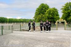 Slot Drottningholm - Koninklijk Domein Drottningholm: De koninklijke wacht bij Drottningholm maakt zich gereed voor het wisselenvan de wacht. Het wisselen...