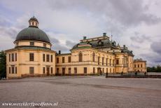 Slot Drottningholm - Koninklijk Domein Drottningholm: De achterzijde van Slot Drottningholm gezien vanuit het park. Links op de foto is de koninklijke kapel van...