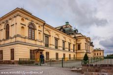 Slot Drottningholm - Koninklijk Domein Drottningholm: De koninklijke wacht bij Slot Drottningholm. Het eerste Slot Drottningholm uit 1580 brandde in 1661...