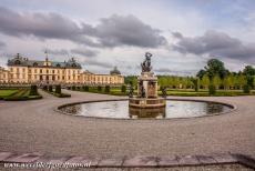 Slot Drottningholm - Koninklijk Domein Drottningholm: De Herculesfontein werd vervaardigd door de Nederlandse beeldhouwer Adriaen de Vries. De...