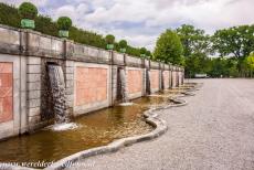 Slot Drottningholm - Koninklijk Domein Drottningholm: Een waterparij in het slotpark van Drottningholm. De tuinen rond het slot werden gedecoreerd met beelden van de...