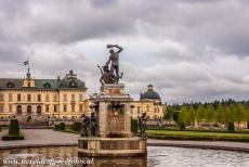 Slot Drottningholm - Koninklijk Domein Drottningholm: Het slotpark van Drottningholm met de Herculesfontein. De fontein is een creatie van de beeldhouwer...