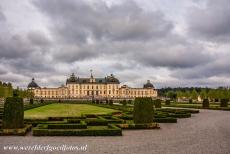 Slot Drottningholm - Koninklijk Domein Drottningholm: Rond Slot Drottningholm liggen barokke Franse tuinen en een Engelse tuin. Slot Drottningholm is samen...