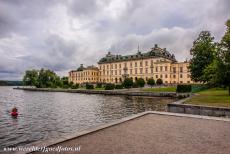 Slot Drottningholm - Koninklijk Domein Drottningholm: De voorzijde van Drottningholm gezien vanaf het Mälarmeer. Slot Drottningholm ligt op het eiland...