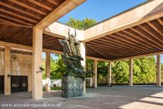 Skogskyrkogården - Skogskyrkogården: De sculptuur de 'Verrijzenis'. De betekenis van de sculptuur de 'Verrijzenis': de zielen kijken...