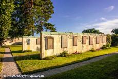 Skogskyrkogården - Skogskyrkogården: Een columbarium is een urnenmuur, die nissen bevat, waarin een urn met de as van een overledene...