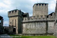 De drie kastelen van Bellinzona - De drie kastelen van de marktstad Bellinzona: De 15de eeuwse poort van kasteel Montebello. Kasteel Montebello werd in de 13de eeuw iets...