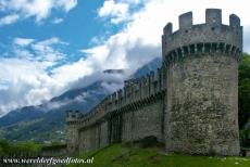 De drie kastelen van Bellinzona - De drie kastelen van Bellinzona: Een van de indrukwekkende torens van kasteel Montebello. Kasteel Montebello is met de kastelen Castelgrande en...