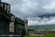 De drie kastelen van Bellinzona - De drie kastelen van Bellinzona: Kasteel Montebello en een deel van de verdedigingsmuur, de Murata. Kasteel...