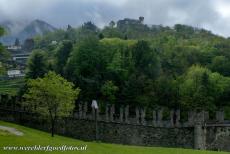 De drie kastelen van Bellinzona - De drie kastelen van Bellinzona: Hoog boven de verdedigingsmuur van Bellinzona ligt kasteel Sasso Corbaro eenzaam op een rots. De muur,...