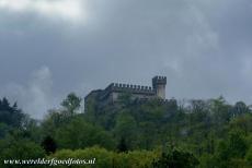 De drie kastelen van Bellinzona - De drie kastelen van Bellinzona: Het 15de eeuwse kasteel Sasso Corbaro ligt op een rots. De uitkijktoren aan de zuidzijde van Sasso Corbaro is nog...