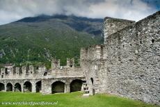 De drie kastelen van Bellinzona - De drie kastelen, stadsmuur en bolwerken van de marktstad Bellinzona: Een van de drie binnenplaatsen van kasteel Castelgrande. De muren die...
