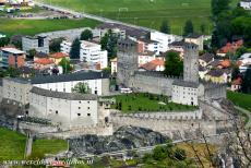 De drie kastelen van Bellinzona - De drie kastelen van Bellinzona: Castelgrande gezien vanaf kasteel Montebello. De binnenplaats van Castelgrande is onderverdeeld door drie muren...