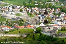 De drie kastelen van Bellinzona - De drie kastelen van Bellinzona, de stadsmuur en bolwerken van de marktstad Bellinzona: De kastelen Montebello en Castelgrande gezien vanaf...