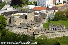 De drie kastelen van Bellinzona - De drie kastelen van Bellinzona, stadsmuur en bolwerken van de marktstad Bellinzona: Kasteel Montebello gezien vanaf het hoogst gelegen...
