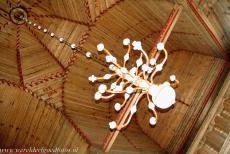 Pet&auml;j&auml;vesi Old Church - Pet&auml;j&auml;vesi Old Church: The wooden chandelier in the central section of the dome is crafted in the Baroque style, which was popular at...