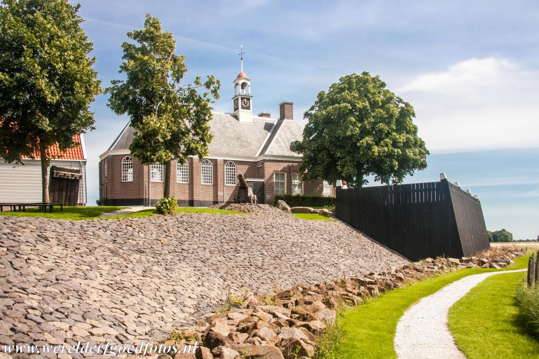 Schokland en omgeving - Schokland en omgeving: De Waterstaatskerk in de Middelbuurt ligt op een woonterp. Schokland was te laag voor bewoning, de bevolking... Schokland en omgeving - Schokland en omgeving: De Waterstaatskerk in de Middelbuurt ligt op een woonterp. Schokland was te laag voor bewoning, de bevolking...