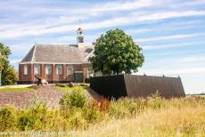 Schokland en omgeving - Schokland: De Waterstaatskerk van het voormalige eiland Schokland, het eiland is nog zichtbaar als een lichte verhoging in de Noordoostpolder....