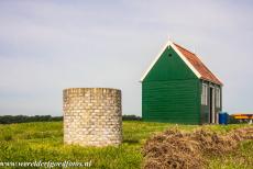 Schokland en omgeving - Schokland en omgeving: Een houten huisje met waterput in de Middelbuurt. In dit soort huisjes woonden de grote gezinnen van Schokland. Middelbuurt...