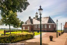 Schokland en omgeving - Schokland en omgeving: De Waterstaatskerk op het voormalige eiland Schokland, rond de kerk liggen de kleine houten huizen van de Middelbuurt....