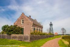 Schokland en omgeving - Schokland en omgeving: Links het lichtwachtershuis, rechts de Misthoorn, in het midden staat een replica van de vuurtoren. De Misthoorn...