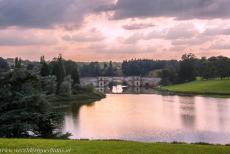 Blenheim Palace - Avondlucht boven de Queen Pool en de Grand Bridge in het park van Blenheim Palace, de brug werd nooit helemaal voltooid. Het&nbsp;uitgestrekte...