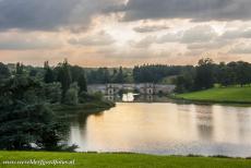 Blenheim Palace - Avondlucht boven de Queen Pool en de Grand Bridge in het park van Blenheim Palace, de brug werd nooit helemaal voltooid. Het uitgestrekte...