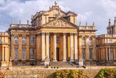 Blenheim Palace - De&nbsp;voorgevel van&nbsp;Blenheim Palace met de hoofdentree aan de noordelijke binnenplaats of het hofplein, de Great Court. Blenheim Palace is...