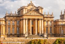 Blenheim Palace - De voorgevel van Blenheim Palace met de hoofdentree aan de noordelijke binnenplaats of het hofplein, de Great Court. Blenheim Palace is...