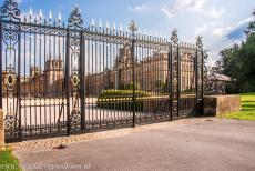 Blenheim Palace - De smeedijzeren hekken&nbsp;voor Blenheim Palace, erachter ligt het grote hofplein,&nbsp;de Great Court of de North Court. Blenheim Palace werd...
