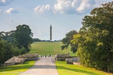 Blenheim Palace - De Overwinningszuil staat aan het eind van de Great Avenue in het Engelse landschapspark van Blenheim Palace. De Overwinningszuil is ongeveer 41...