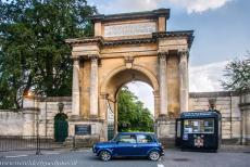 Blenheim Palace - Onze Mini Monza voor de Poort van Woodstock, een van de poorten&nbsp;naar Blenheim Palace. De Poort van Woodstock staat ook bekend als de...