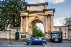 Blenheim Palace - Onze Mini Monza voor de Poort van Woodstock, een van de poorten naar Blenheim Palace. De Poort van Woodstock staat ook bekend als de...