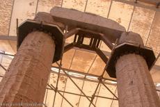 Tempel van Apollo Epicurius in Bassae - De tempel van Apollo Epicurius in Bassae is door de eeuwen heen aangetast door vorst. Er zijn speculaties, dat de centrale zuil van de tempel...