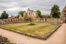 St. Augustine's Abbey in Canterbury - Abdij van St. Augustinus, Canterbury: De ruïnes van de kloostergangen, links het dak boven de archeologische opgravingen en rechts ligt...