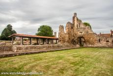 St. Augustine's Abbey in Canterbury - De ruïnes van de kruisgangen en een muur van de abdij van St. Augustinus in Canterbury, links het rode beschermende dak boven de...