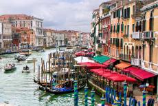 Venetië en de Lagune - Venetië en haar Lagune: Het Canal Grande gezien vanaf de Ponte dell' Accademia. Het Canal Grande is het... Venetië en de Lagune - Venetië en haar Lagune: Het Canal Grande gezien vanaf de Ponte dell' Accademia. Het Canal Grande is het...